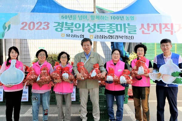 유성농협은 23일 하나로마트 장대점 야외 주차장에서 경북 의성 금성농협과 도농상생을 위한 직거래 행사를 실시했다. / 농협대전지역본부 제공
