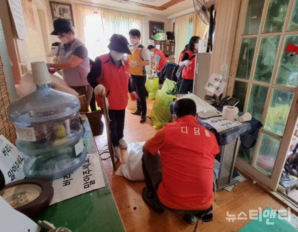 대전 중구는 25일 디딤돌봉사단과 관내 어려운 이웃을 위해 주택 청소와 전기수선 등 환경개선 봉사활동을 펼쳤다고 밝혔다. (사진=봉사 현장 / 중구 제공)