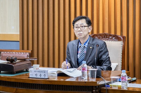 대전 서구의회는 26일 서구의회 행정자치위원회 회의실에서 의원연구단체인 서구 자치법규연구회가 '서구 자치법규 정비 연구용역 최종보고회'를 개최했다고 밝혔다. 사진은 대표를 맡고 있는 박용준 의원 / 대전 서구의회 제공