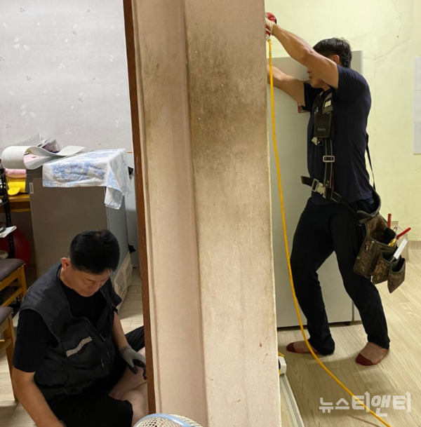 대전 중구 부사동은 지난 25일 여우별 봉사단이 관내 취약계층의 집수리 봉사활동을 실시했다고 밝혔다. (사진=봉사 현장 / 중구 제공)