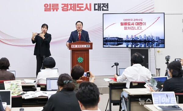 이장우 대전시장은 27일 “민선 8기 1년은 대전의 미래를 위한 새로운 길을 열어가는 과정”이었다며 “그동안의 성과를 바탕으로 일류경제도시 대전을 실현할 것”이라고 말했다.