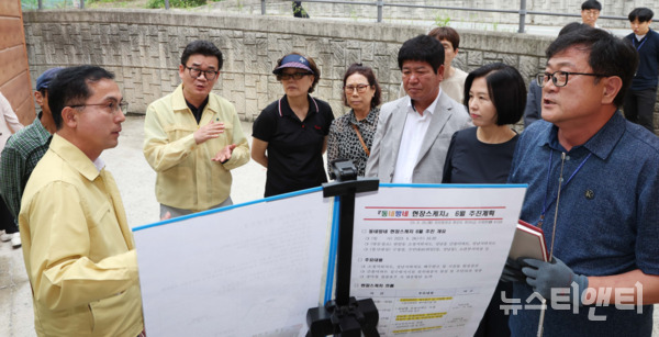 박희조 대전 동구청장은 6월 집중호우 피해 예방을 위해 소정 지하차도 등 집중호우 침수 취약지역에서 ‘동네방네 현장스케치’를 진행했다고 29일 밝혔다. (사진=박희조 구청장(왼쪽 첫 번째)이 지난 28일 판암동 소정 지하차도를 방문해 관계 공무원, 지역 주민들과 집중호우 대응 방안을 논의하고 있다. / 동구 제공)