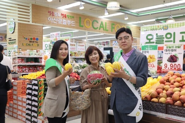 국민의힘 이명수 의원은 1일 방축동에 위치한 아산원예농협에서 '아산시 로컬푸드 판촉전' 지원에 나섰다고 밝혔다(사진 왼쪽부터 신미진 아산시의원, 이명수 의원 부인 노영란 여사, 이명수 의원). / 이명수 의원 제공
