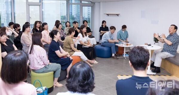 최민호 세종시장이 소담동 복합커뮤니티센터 북카페에서  학부모와의 간담회를 진행하고 있다. / 세종시 제공