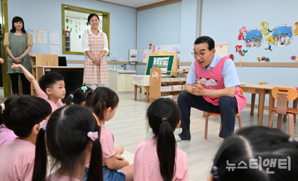 김광신 대전 중구청장은 3일 민선8기 1주년을 맞아 관내 어린이집을 찾아 보육 현장의 어려움과 고민을 현장에서 들어보는 소통 행보에 나섰다. (사진=김광신 구청장(오른쪽)이 원아들과 소통하고 있다. / 중구 제공)