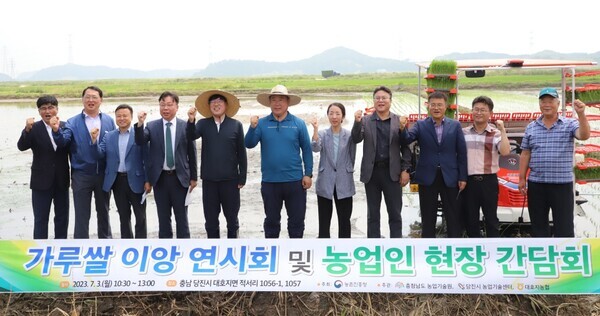 더불어민주당 어기구 의원은 3일 조재호 농촌진흥청장을 당진으로 초청해 가루쌀 모내기 체험 및 현장간담회를 진행했다고 밝혔다. / 어기구 의원 제공