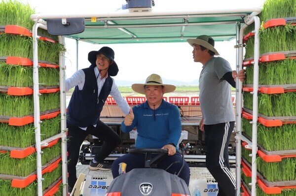 더불어민주당 어기구 의원은 3일 조재호 농촌진흥청장을 당진으로 초청해 가루쌀 모내기 체험 및 현장간담회를 진행한 가운데, 어기구 의원은 이날 간담회에 앞서 가루쌀 품종 특성·재배 기술에 대한 설명을 듣고, 직접 이앙기를 타고 가루쌀 이앙 시연을 하고 있다. / 어기구 의원 제공