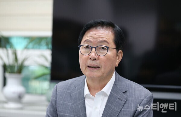 장종태 더불어민주당 대전시당 정책위원장이 이장우호 대전시정 1년을 '전시행정'이라고 평했다. (사진=장종태 더불어민주당 대전시당 정책위원장이 6일 대전시의회 기자실에서 민선8기 대전시정 1년에 대해 평가하고 있다. / 뉴스티앤티)