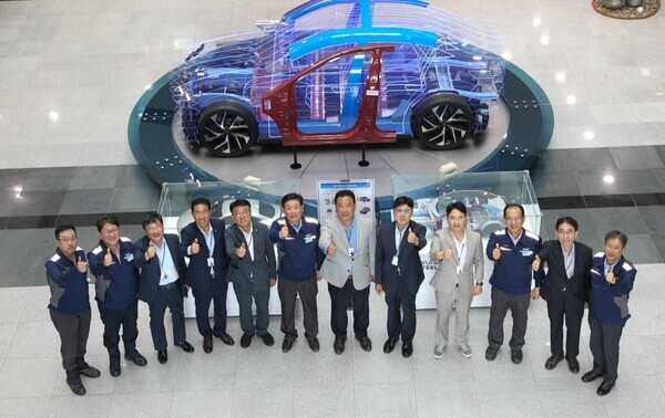 국회철강포럼 시찰단이 6일 현대제철 당진제철소 산업현장을 방문한 가운데 기념촬영을 하고 있다. / 어기구 의원시 제공