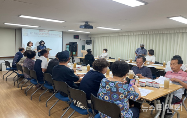 대전둔산경찰서는 침입범죄 예방을 위한 이중 안전 잠금장치 등 침입감지시설물 신청을 접수한다고 9일 밝혔다. (사진=지난 7일 탄방동에서 열린 설명회 / 둔산서 제공)