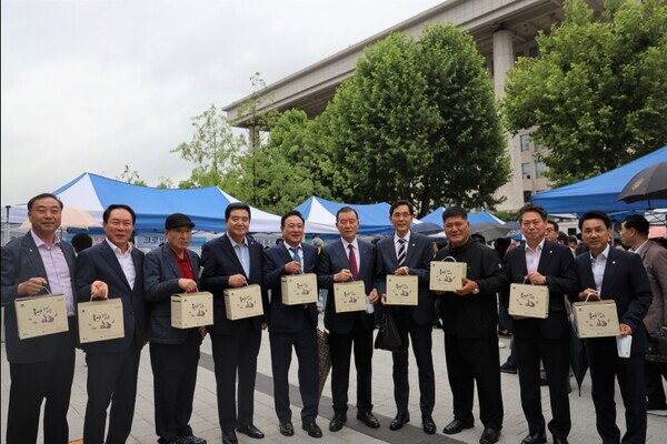 국민의힘 홍문표 의원은 11일 국회 소통관에서 개최된 '홍성군 우수 농특산물 직거래장터'가 성황리에 마무리됐다고 밝혔다. / 홍문표 의원 제공