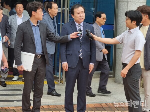 무죄선고을 받은 박홍률 목포시장이 13일 광주지원 목포지원을 나오면서 기자들에게 입장을 밝히고 있다/뉴스티앤티=박용하 기자