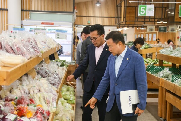 당진시의회는 지난 13일 '농업정책개발 연구모임'가 타 지자체 로컬푸드 판매장을 방문해 로컬푸드판매장 운영 선진사례를 견학했다고 밝혔다. / 당진시의회 제공