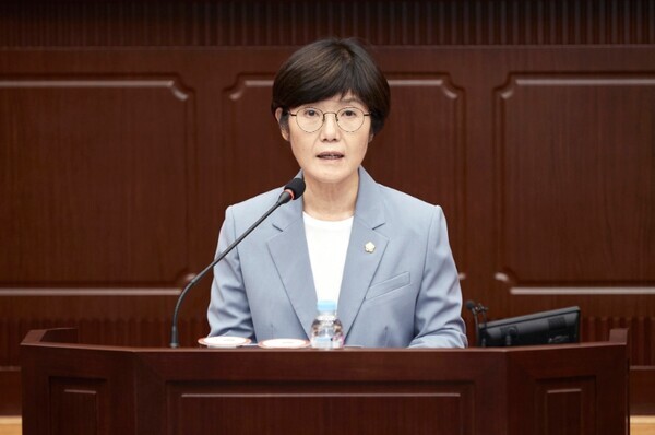 대전 서구의회는 지난 18일 더불어민주당 신혜영 의원이 제277회 임시회 제1차 본회의에서 5분 자유발언을 통해 AI 활용을 통한 행정업무 효율화와 구민생활 적용방안 마련을 촉구했다고 밝혔다. / 대전 서구의회 제공