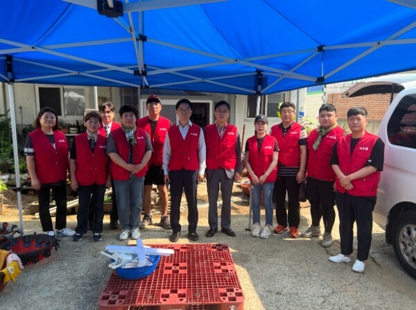 국민의힘 천안을 당원협의회은 지난 20일 천안시 서북구 성환읍 송덕2길에 위치한 홍수피해 식당과 가정집을 찾아 수해복구 작업을 실시했다고 밝혔다. / 국민의힘 천안을 당원협의회 제공