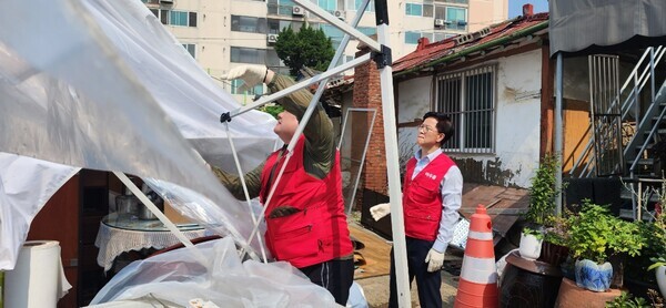 국민의힘 천안을 당원협의회은 지난 20일 천안시 서북구 성환읍 송덕2길에 위치한 홍수피해 식당과 가정집을 찾아 수해복구 작업을 실시했다고 밝혔다. / 국민의힘 천안을 당원협의회 제공