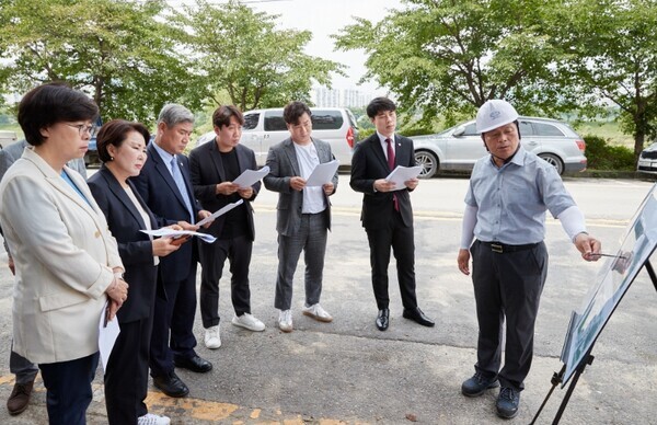 대전 서구의회는 지난 20일 도시건설위원회가 제277회 임시회 회기 중 구정 주요사업 현장점검을 위해 정림동 자연재해위험 개선지구 정비사업 대상지를 방문했다고 밝혔다. / 대전 서구의회 제공