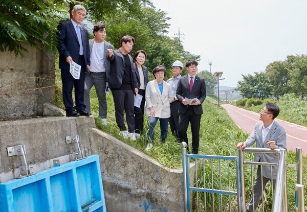 대전 서구의회는 지난 20일 도시건설위원회가 제277회 임시회 회기 중 구정 주요사업 현장점검을 위해 정림동 자연재해위험 개선지구 정비사업 대상지를 방문했다고 밝혔다. / 대전 서구의회 제공