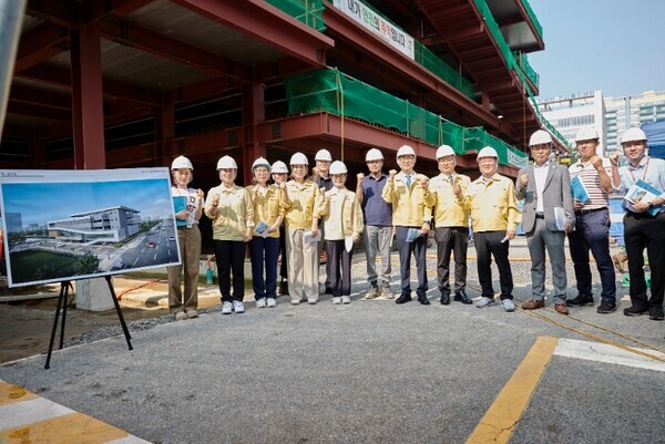 대전 서구의회는 21일 행정자치위원회가 제277회 임시회 회기 중 구정 주요사업 현장점검을 위해 서구청사 주차 빌딩 건립공사 현장을 방문했다고 밝혔다. / 대전 서구의회 제공