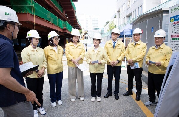 대전 서구의회는 21일 행정자치위원회가 제277회 임시회 회기 중 구정 주요사업 현장점검을 위해 서구청사 주차 빌딩 건립공사 현장을 방문했다고 밝혔다. / 대전 서구의회 제공