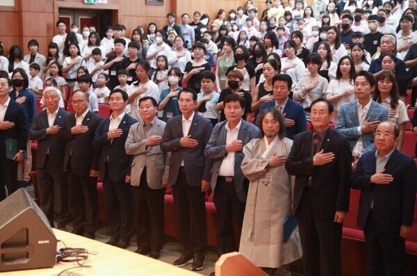 (재)서산문화재단은 22일 서산시문화회관 대공연장에서 '2023년 안견문화제 전국청소년미술공모전 시상식'을 개최한 가운데, 참석자들이 국민의례를 하고 있다. / (재)서산문화재단 제공