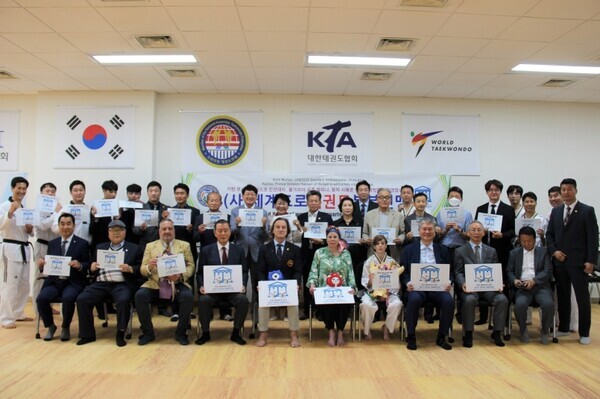 국회의원 태권도연맹가 국기(國伎) 태권도의 유네스코 등재를 위해 발 벗고 앞장서고 있는 가운데, 홍문표 총재는 24일 국회 의원회관 다목적실에서 국회 차원의 태권도의 유네스코 등재 당위성을 어필하기 위해 유네스코 친선대사인 키틴 무뇨즈와 그의 가족(칼리나 공주·아들 시메온 핫센왕자)을 접견해 태권도 유네스코 홍보대사 수여식을 진행했다고 밝혔다. / 홍문표 의원 제공