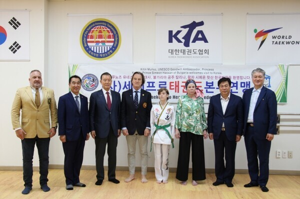 국회의원 태권도연맹가 국기(國伎) 태권도의 유네스코 등재를 위해 발 벗고 앞장서고 있는 가운데, 홍문표 총재는 24일 국회 의원회관 다목적실에서 국회 차원의 태권도의 유네스코 등재 당위성을 어필하기 위해 유네스코 친선대사인 키틴 무뇨즈와 그의 가족(칼리나 공주·아들 시메온 핫센왕자)을 접견해 태권도 유네스코 홍보대사 수여식을 진행했다고 밝혔다. / 홍문표 의원 제공