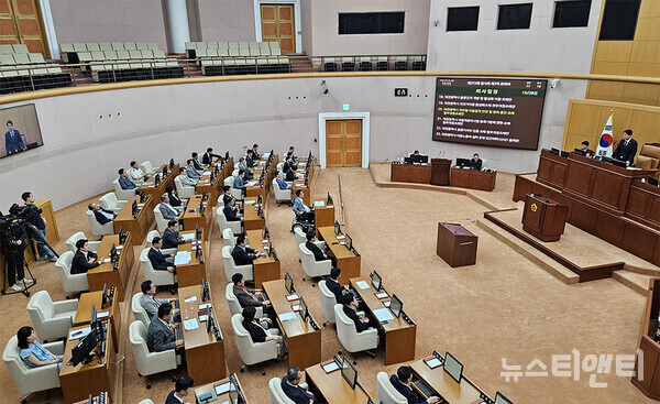 대전시의회가 결국 여야 파행 국면을 해결하지 못한 채 임시회를 마쳤다. (사진=24일 열린 대전시의회 제272회 임시회 제3차 본회의 모습. 이날 화의에는 전체 의원 22명 중 더불어민주당 의원 4명을 제외한 국민의힘 의원 18명만이 참석했다. / 뉴스티앤티)