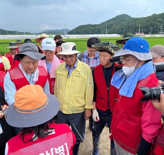 국민의힘 이명수 의원은 26일 국민의힘 아산갑·을 당원협의회와 지난 충북 청주시 수해복구 봉사에 이어 충남 청양군을 찾아 또 한 번 수해복구에 힘을 보탰다고 밝혔다(사진 왼쪽부터 김기현 당대표, 홍문표 충남도당위원장, 김돈곤 청양군수, 이정만 천안을 당협위원장, 이명수 의원). / 이명수 의원 제공
