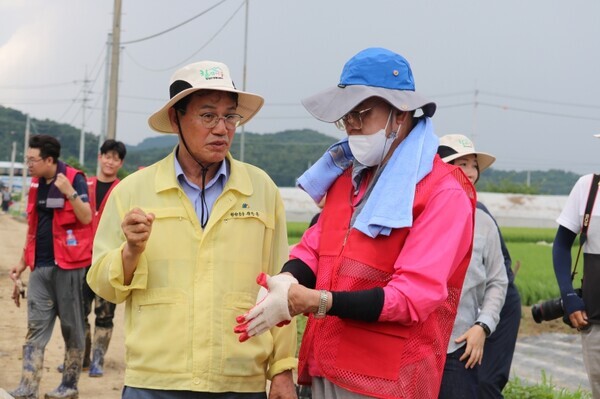 국민의힘 이명수 의원은 26일 국민의힘 아산갑·을 당원협의회와 지난 충북 청주시 수해복구 봉사에 이어 충남 청양군을 찾아 또 한 번 수해복구에 힘을 보탠 가운데, 이명수 의원이 김돈곤 청양군수와 이야기를 나누고 있다. 충남도 행정부지사 출신인 이명수 의원은 김돈곤 군수와 충남도청에서 손발을 맞춘 사이다. / 이명수 의원 제공