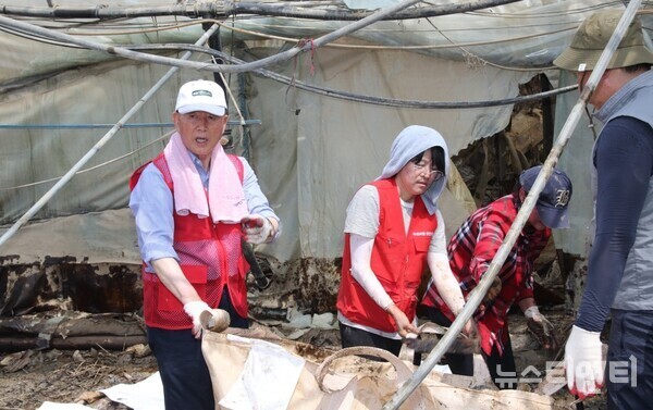국민의힘 충남도당은 26일 청양군 장평면 수해피해 농가를 방문하여 피해 주민을 위로하고 피해복구 활동을 펼쳤다.