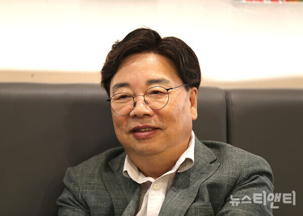 권선택 전 대전시장이 정치자금법 위반으로 임기 중 시장직을 상실한 후 처음으로 언론에 모습을 드러냈다.  (사진=권선택 전 대전시장이 27일 대전 서구의 한 카페에서 기자들을 만나 광복절 특사에 대한 입장을 표명하고 있다. / 뉴스티앤티)