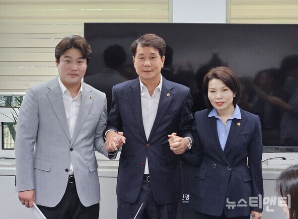 이상래 대전시의회 의장(가운데)이 31일 시의회 기자실에서 국민의힘 김선광 원내대표(왼쪽) 및 더불어민주당 이금선 원내대표(오른쪽)의 손을 잡고 '협치'를 다짐하고 있다. / 뉴스티앤티