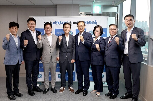 대전시의회는 지난 4일 ‘대전 체육 발전을 위한 연구회’가 대전시체육회를 현장 방문하여 대전 체육의 현주소를 진단하고 향후 발전방안을 모색하는 시간을 가졌다고 밝혔다. / 대전시의회 제공