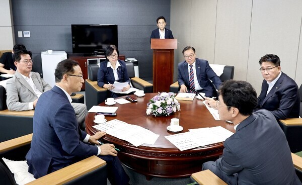 대전시의회는 지난 4일 ‘대전 체육 발전을 위한 연구회’가 대전시체육회를 현장 방문하여 대전 체육의 현주소를 진단하고 향후 발전방안을 모색하는 시간을 가졌다고 밝혔다. / 대전시의회 제공