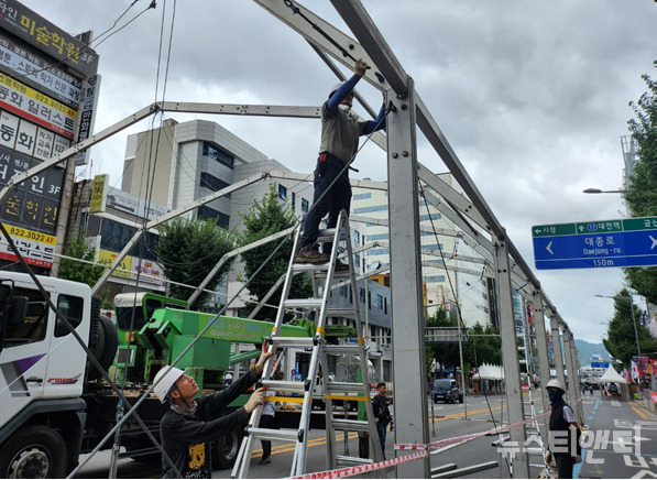 대전시가 오는 11일 개막하는 0시 축제를 앞두고 막바지 준비에 한창이다. (사진=9일 중구 중앙로 일원에서 작업자들이 구조물을 설치하고 있다. / 뉴스티앤티)
