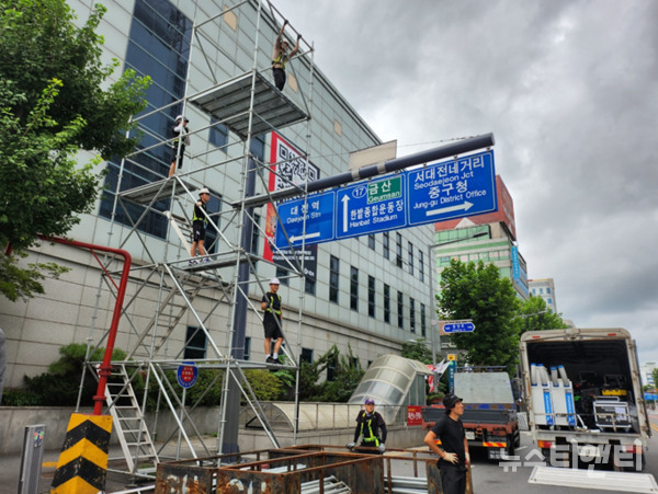 9일 중구 대종로 일원에서 작업자들이 구조물을 설치하고 있다. / 뉴스티앤티)