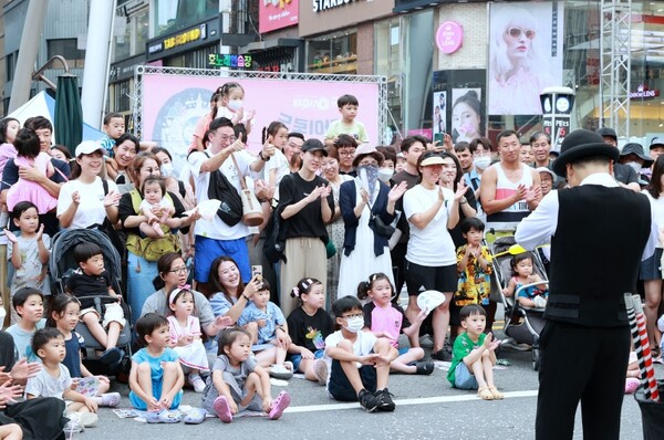 대전 0시 축제가 11~13일 주말 첫 번째 메가데이(mega day)에 이어 5일 차인 15일 광복절 두 번째‘메가데이’를 예고하고 있다. 사진은 대전 0시 축제를 즐기는 시민들 모습 / 대전시청 제공