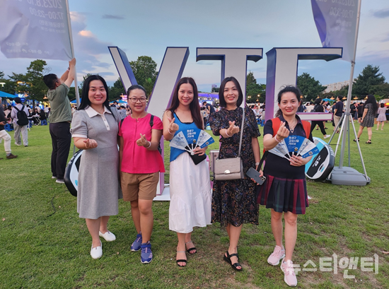 배트남 관광객들이 축제 조형물 앞에서 기념 촬영을 하고 있다. / 뉴스티앤티