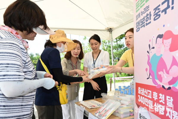 대전 중구가 출산 장려금을 지원한다. (사진=구청 직원들이 지난 18일 중촌근린공원 어린이 물놀이장에서 출산장려 지원사업 홍보에 나서고 있다. / 중구 제공)