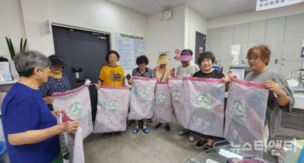 대전 중구 문창동 초록봉사단은 페트병 수거용 친환경 가방을 제작해 주민들에게 나눠줬다고 20일 밝혔다. (사진=봉사단원들이 가방을 들고 기념 촬영을 하고 있다. / 중구 제공)