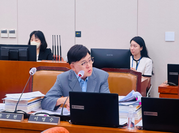 국민의힘 이명수 의원은 23일 국회 외교통일위원회 전체회의에서 후쿠시마 처리수 방류 괴담에 충무공 이순신 장군을 인용하지 말라고 촉구했다고 밝혔다. / 이명수 의원 제공