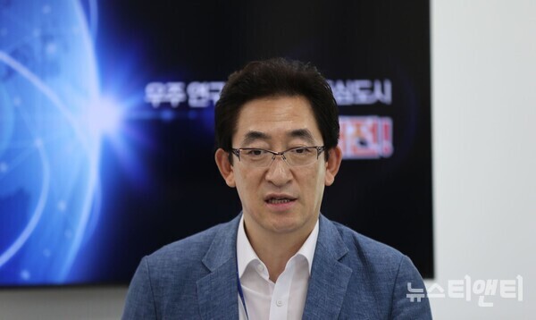 대전시의 우주산업클러스터 조성 사업의 국비가 증액되고, 예비타당성 조사가 면제된다.  (서잔=한선희 대전시 전략사업추진실장이 23일 시청 기자실에서 국가연구개발사업평가 총괄위원회 결과 대전 우주산업클러스터 국비증액 및 예타면제가 확정됐다고 발표하고 있다.)