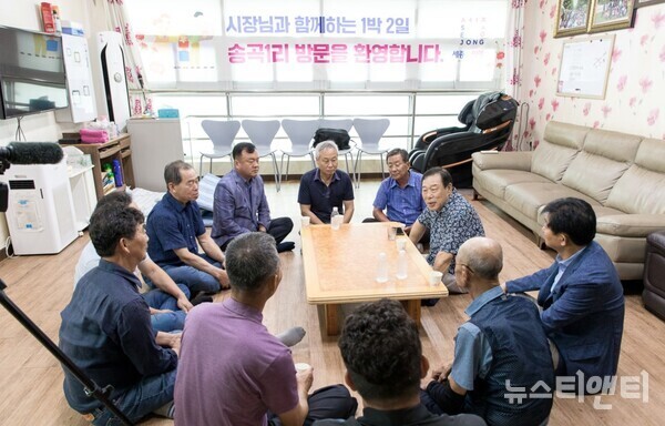 최민호 세종시장이 지난 25일 전동면 송성3리와 송곡1리를 방문해 ‘시장과 함께하는 1박 2일’ 여섯 번째 행보를 이어갔다.(사진=송곡1리 주민들과 소통하는 모습)