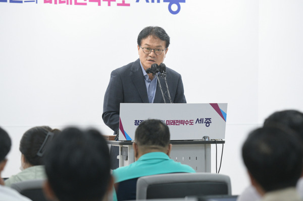 이두희 세종시 건설교통국장이 28일 오후 2시 시청 정음실에서 기자간담회를 개최하고, 허용용도 완화에 따른 지역경제 활력 제고를 통한 선순환 체계 마련 계획을 발표하고 있다. / 세종시청 제공