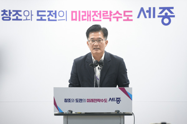 류제일 세종시 문화체육관광국장이 28일 오후 2시 시청 정음실에서 기자간담회를 개최하고, 신도심 내 소규모 관광숙박시설 확충 추진 계획에 대해 발표하고 있다. / 세종시청 제공