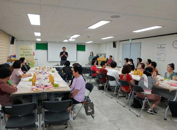 대전 서구 정림동 지역사회보장협의체는 취약계층과 푸드아트테라피 키트 제작과 나눔 행사를 실시했다고 29일 밝혔다. / 대전 서구 제공