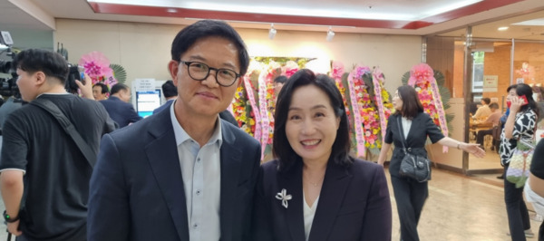 이정만 국민의힘 천안을 당협위원장은 지난 21일 국민의힘 중앙당 법률자문위원회 부위원장으로 임명됐다고 밝혔다(사진 왼쪽부터 이정만 위원장, 전주혜 의원). / 국민의힘 천안을 당협위원회 제공