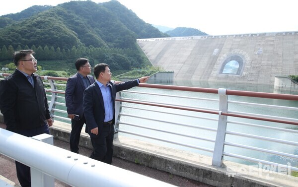 한국수자원공사 윤석대 사장(왼쪽)이 8월 31일 평화의 댐을 방문하여 홍수대응 현황을 점검하고 있다.