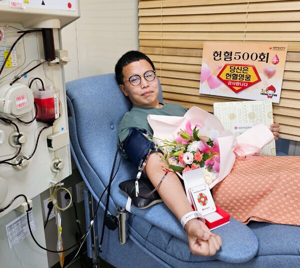 대한적십자사 대전세종충남혈액원은 심민석(44) 씨가 지난 3일 헌혈의집 둔산센터를 찾아 생애 500번째 헌혈을 달성했다고 밝혔다. / 대전세종충남혈액원 제공